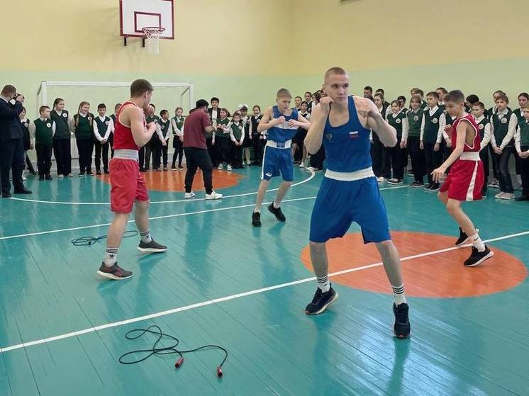 Ростовская школа стала первой во всероссийском проекте "Бокс в школу"