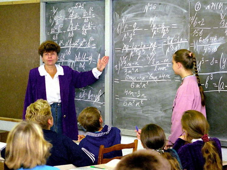 Чиновники от образования признают, что саратовским учителям приходится работать минимум на полторы ставки, дабы заработать 36,8 тысячи рублей — среднюю зарплату педагога
