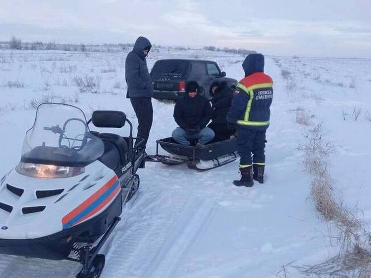 Четыре человеке едва не замерзли на "Ниве" под Саратовом