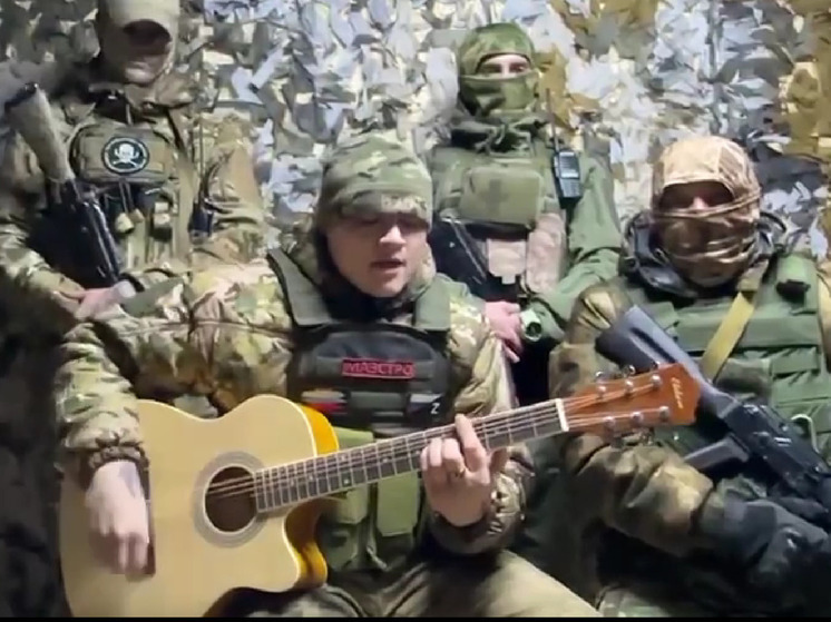 Алтайские бойцы в зоне СВО в День защитника Отечества исполнили песню для мам