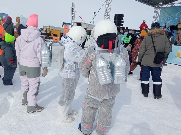 На «Сахалинском льду» заметили космонавтов и чебурашек