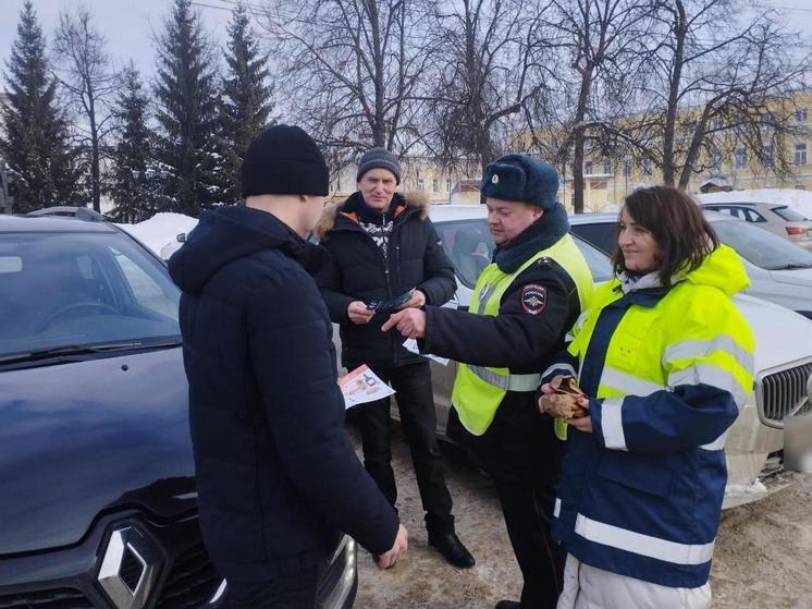 Костромские сюрпризы: инспекторы ГИБДД угощают трезвых водителей калачами