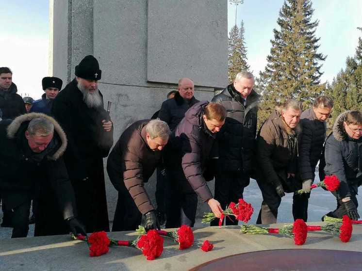 Депутат Госдумы Виктор Игнатов в День защитника Отечества возложил цветы к Вечному Огню в Новосибирске