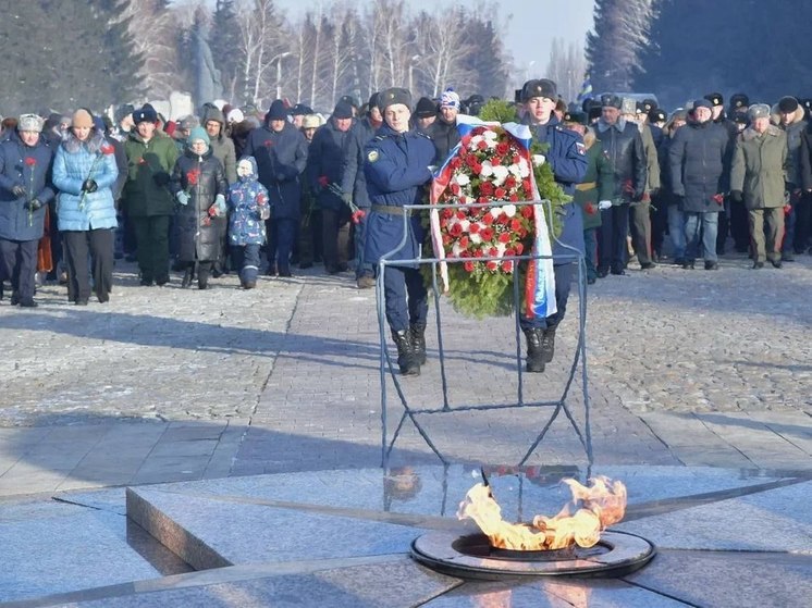 Омичи возложили венки и цветы к мемориалам в парке Победы в День защитника Отечества
