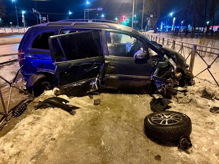 В Великом Новгороде легковушка протаранила ограждение и заехала на тротуар