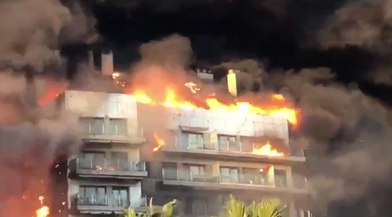 В Испании сгорел многоэтажный дом: видео с места