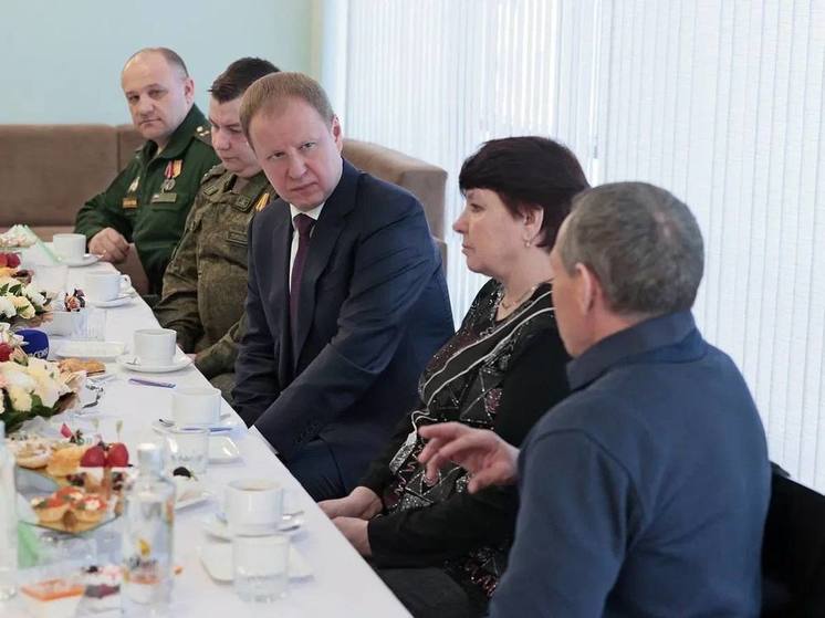 Алтайский губернатор Томенко встретился с героями СВО в День защитника Отечества
