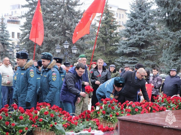 В Нальчике возложили цветы в День защитника Отечества у мемориала «Вечный Огонь»