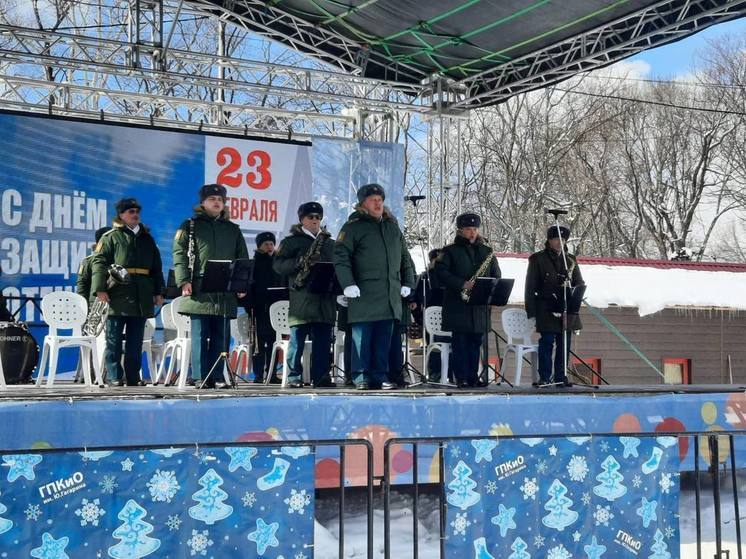 В парке Южно-Сахалинска прошел концерт ко Дню защитника Отечества