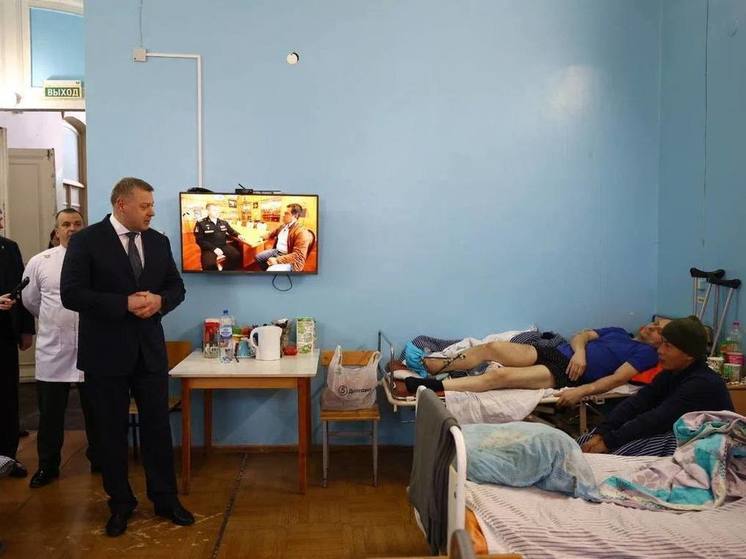 Астраханский губернатор навестил военнослужащих в военном госпитале