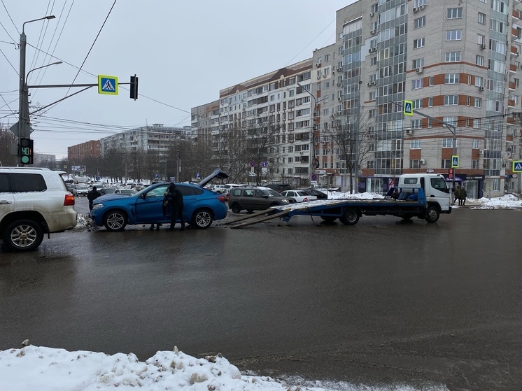 ДТП с участием элитного BMW затруднило движение в центре Тулы