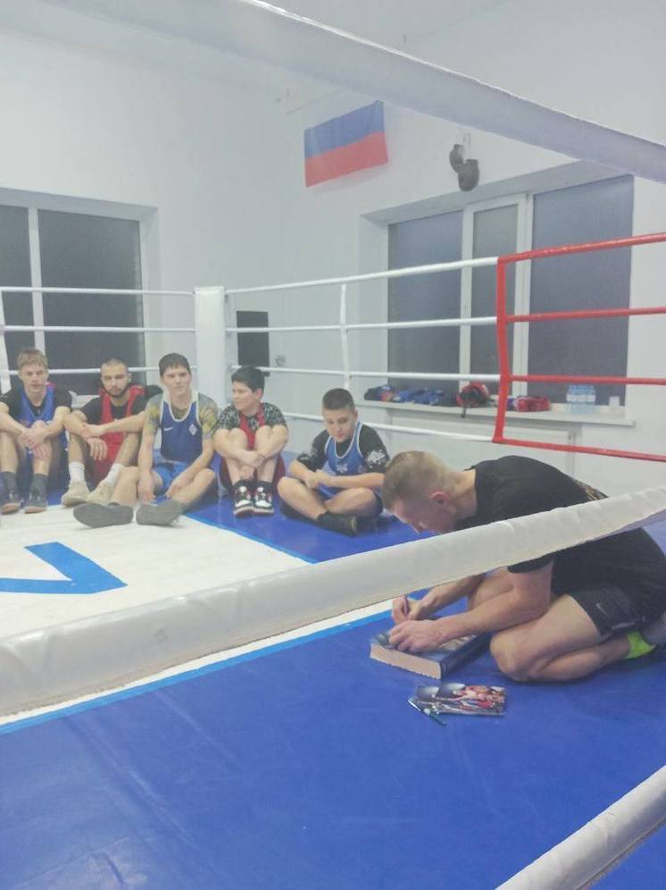 В Луганске провёл открытую тренировку по боксу титулованный спортсмен из Орловской области