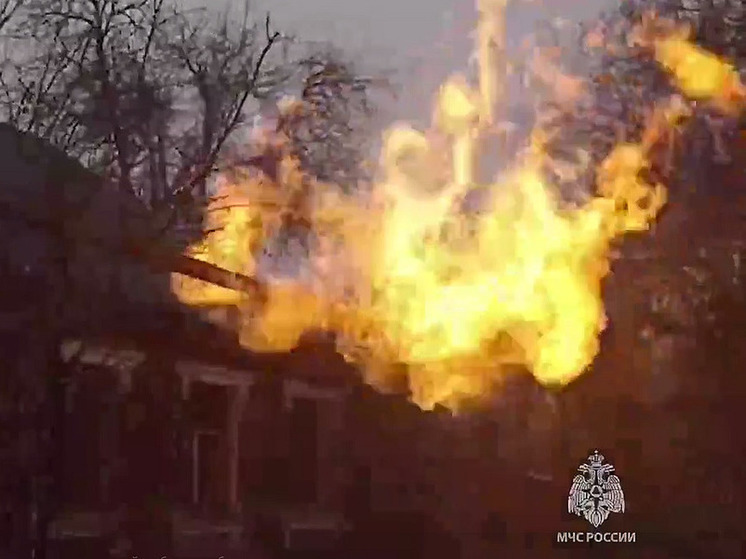 Пожарные потушили факельное горение газовой трубы в Горловке после обстрела ВСУ