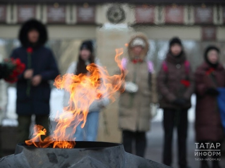 В День защитника Отечества казанцы возложили цветы к Вечному огню