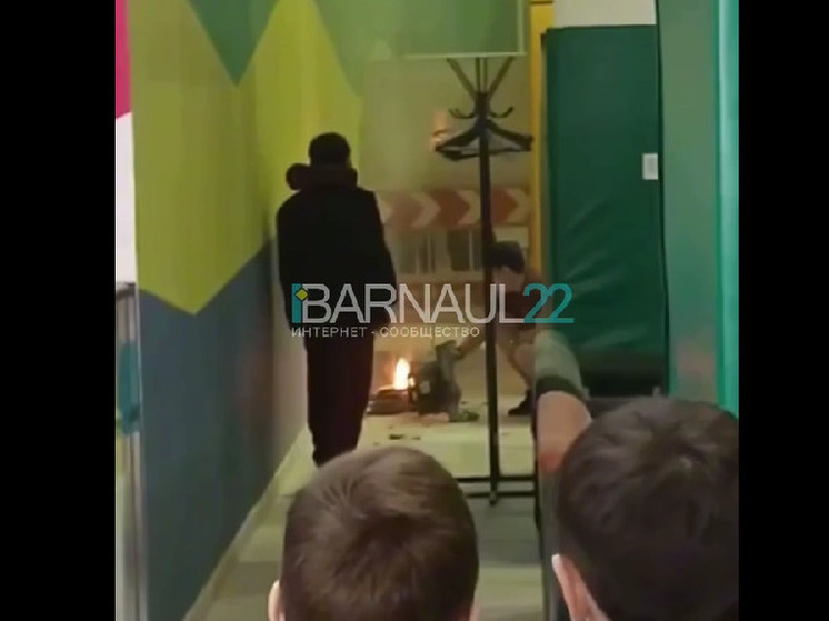 В Барнауле загорелся самокат в торговом центре Galaxy