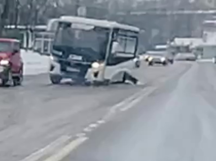 В Одинцово у пассажирского автобуса прямо в дороге отвалилось колесо