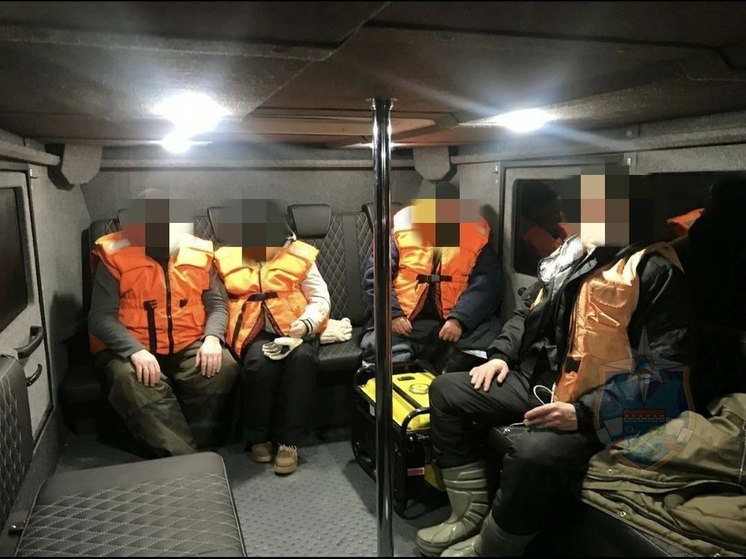 В Ленобласти у рыбаков под лед провалилась мотособака