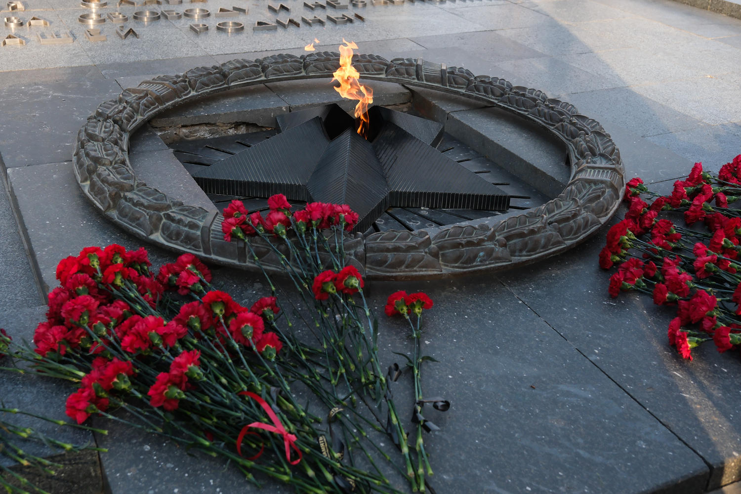 В Астрахани почтили память погибших воинов: кадры возложения цветов и венков 