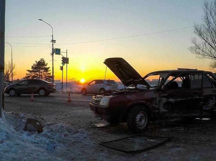 В соцсетях опубликовали момент аварии на Иртышской набережной в Омске