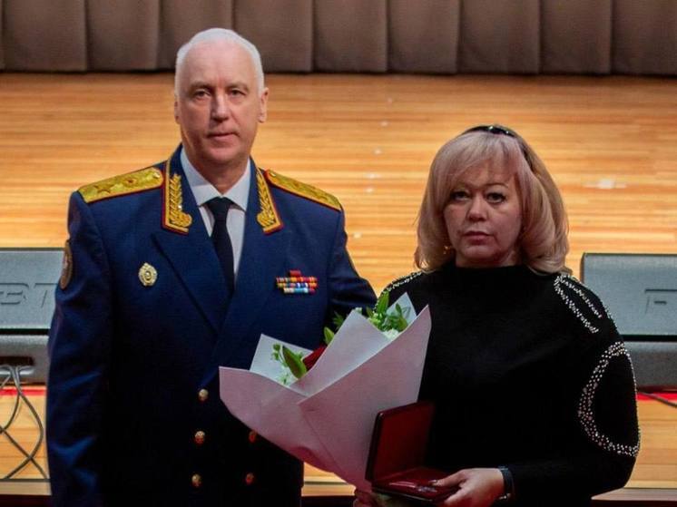 Председатель СК России вручил маме погибшего в Белгороде следователя орден Мужества