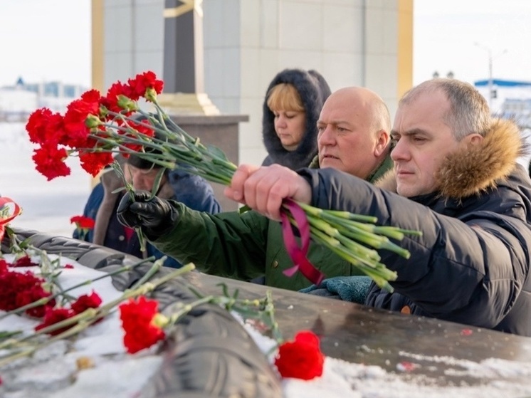На Ямале возложили цветы к монументам в память о защитниках родины