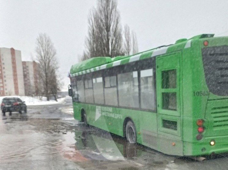 В Курске на улице 3-й Агрегатной провалился зелененький автобус «Волгабус»