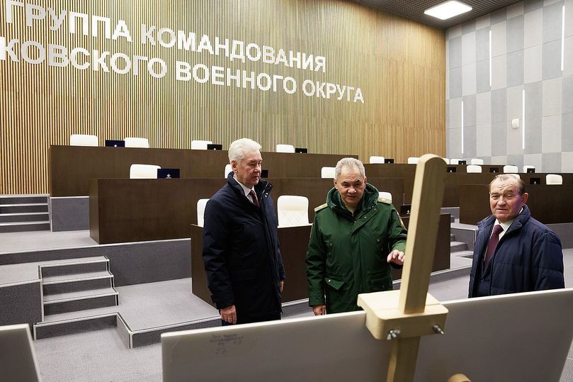 Шойгу и Собянин осмотрели здание штаба Московского военного округа после комплексной реставрации - МК