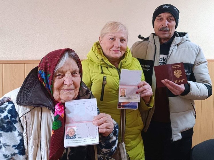 Жителям Авдеевки вручили российские паспорта