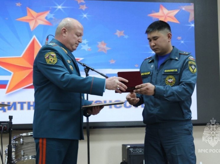 Сотрудника МЧС наградили медалью за спасение детей из реки в Забайкалье