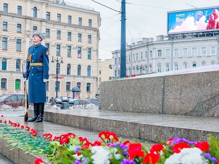 К обелиску «Городу-Герою Ленинграду» возложили цветы в честь 23 февраля