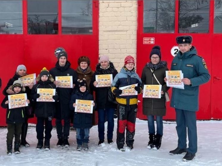 В Орловской области для детей провели экскурсию по пожарно-спасательной части