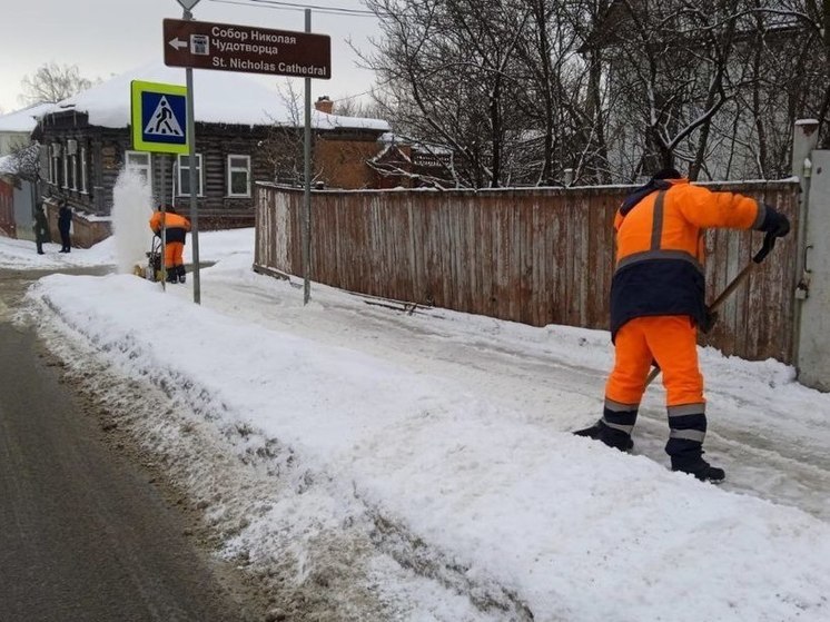 Уборка территорий от снега в круглосуточном режиме ведется в Серпухове
