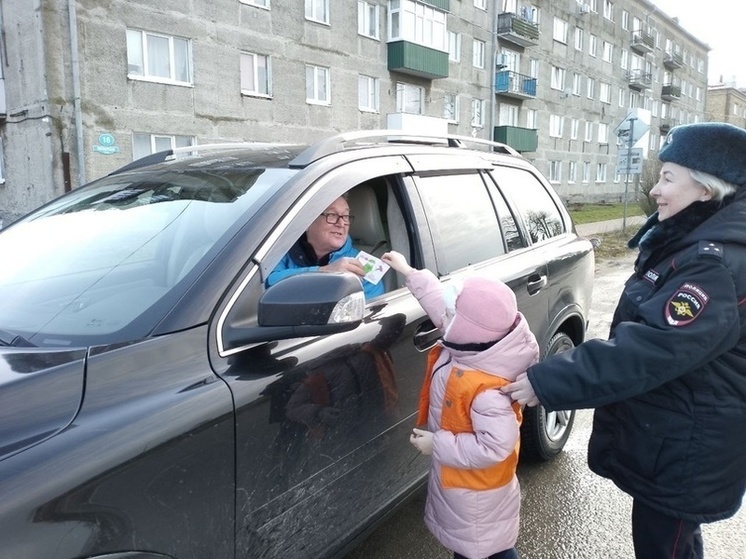 В Калининграде дети с сотрудниками ГИБДД провели акцию «Водитель, соблюдай ПДД!»