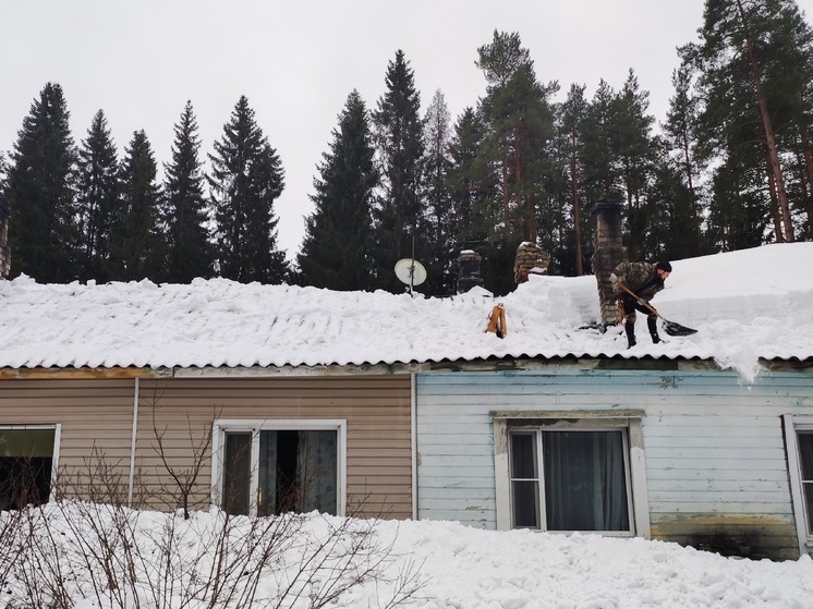 Дом с рухнувшей крышей обесточили в Карелии