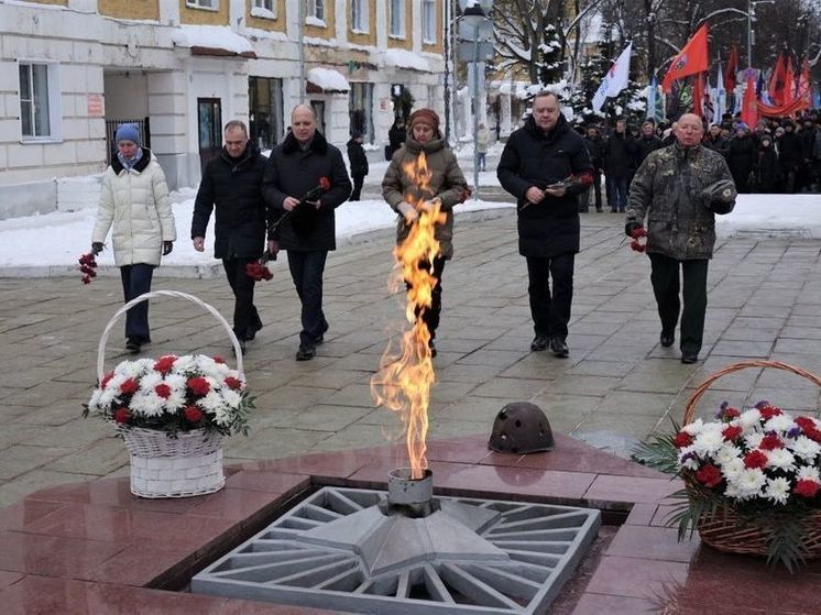 В Кирове прошла церемония возложения цветов к «Вечному огню»