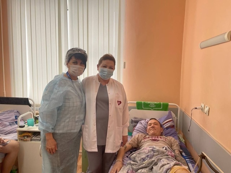 Соцкоординаторы из Нового Уренгоя в больнице поздравили с 23 Февраля раненого на СВО северянина