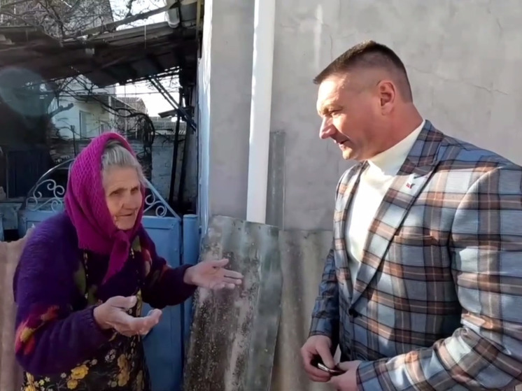 Скадовские власти помогли пенсионерке с ремонтом крыши