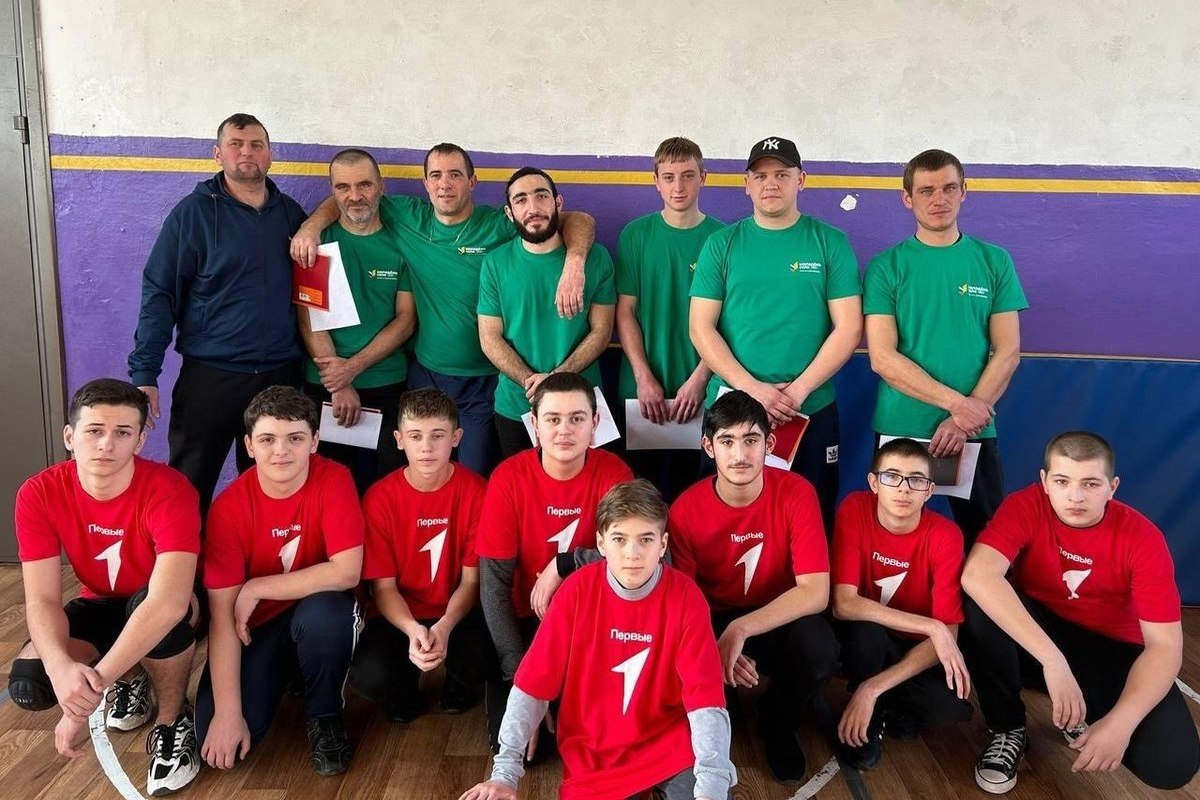 Pupils of the Girsovo school played volleyball with their fathers