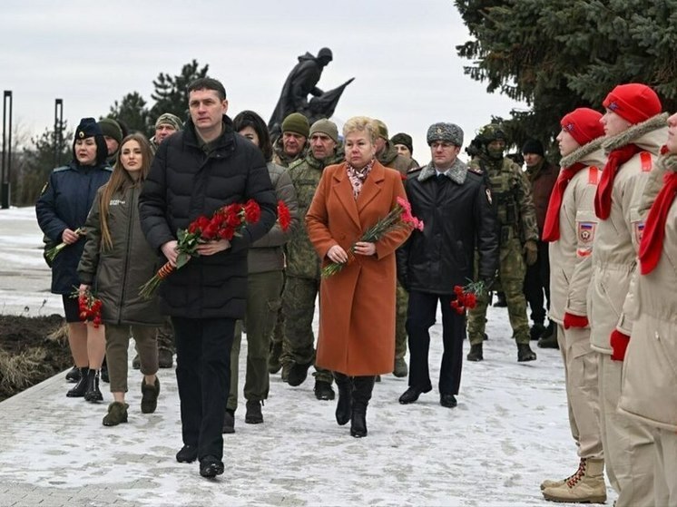 Власти и общественники ДНР возложили цветы к Братской могиле советских воинов