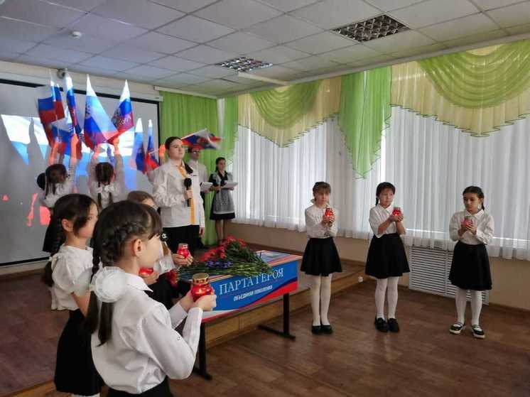 В Астрахани в школе № 13 появилась своя «Парта Героев»