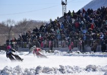 В Дальнегорске, на стадионе «Гранит», прошел третий, заключительный этап краевого чемпионата по мотогонкам на льду, в котором приняли участие 13 спортсменов