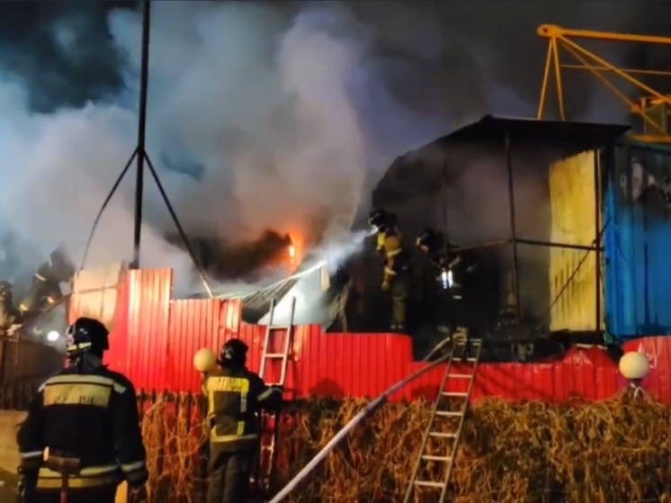 Во Владивостоке сгорело строящееся здание