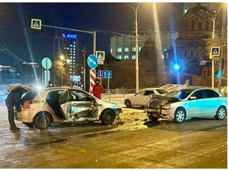 11-летняя девочка и двое взрослых госпитализированы после ДТП в Новосибирске