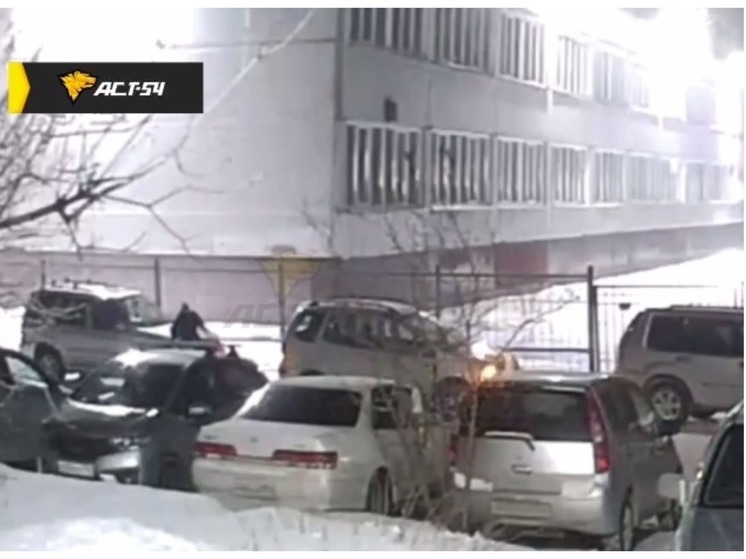 В Новосибирске неадекват напал с кулаками на припаркованные автомобили