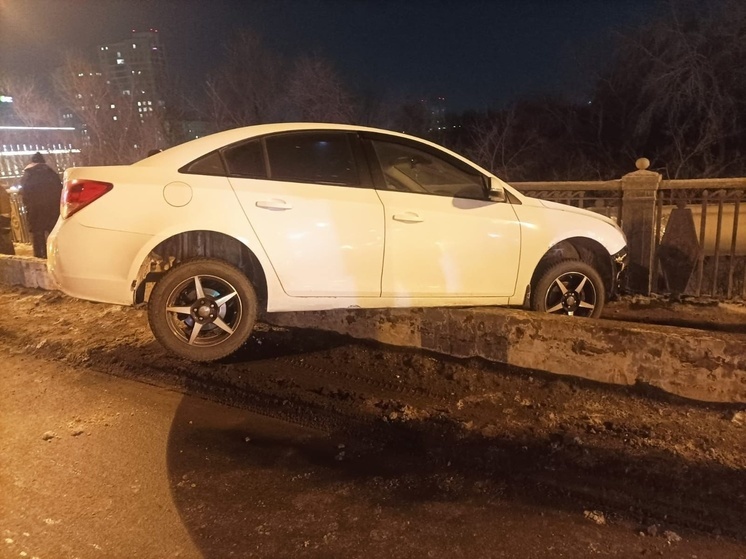 Омич на иномарке вылетел на тротуар на Комсомольском мосту и сбил девушку