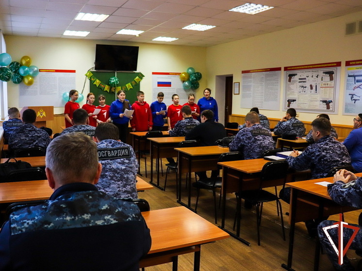 В Йошкар-Оле активисты «Движения Первых» поздравили сотрудников Росгвардии с Днем защитника Отечества