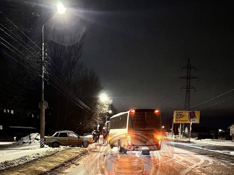 В Балашове отечественная "пятнадцатая" влетела в автобус