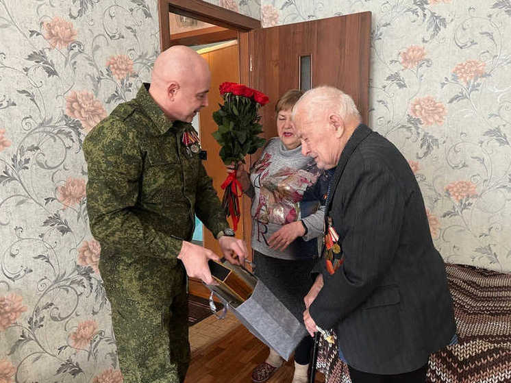Председатель парламента Хакасии посетил ветерана ВОВ в честь его 100-летия