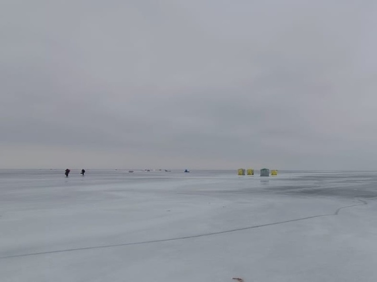 Сильный ветер срывает палатки рыбаков на Чудском озере