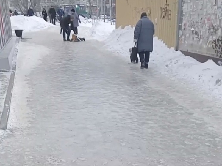 Томичи пожаловались на каток вместо тротуара на проспекте Мира